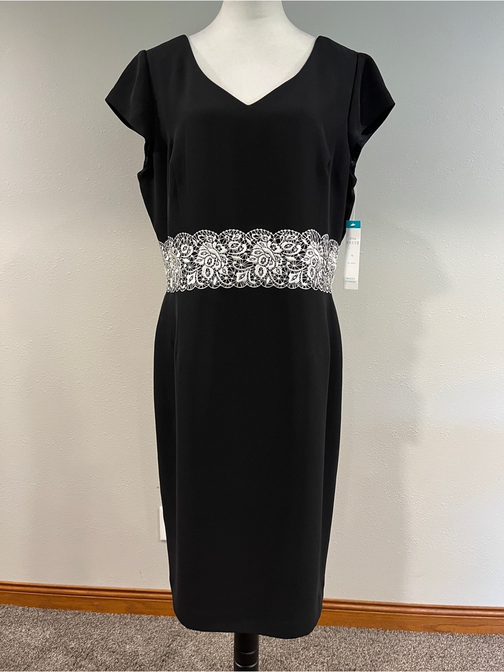 Maggy London Elegant Black plus size Dress with White Lace Waistband size 16